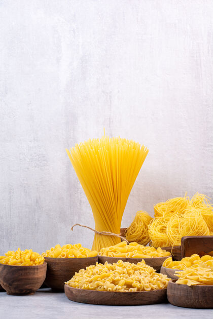 意大利面美味的生面食和通心粉放在木碗里可食用好吃通心粉