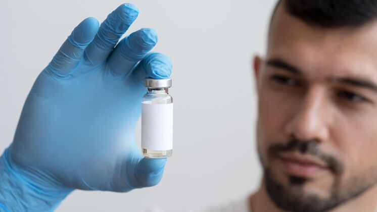 疫苗男人在看疫苗瓶注射健康医学