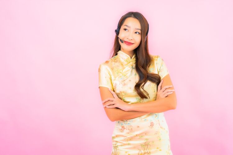 人粉红色墙上的美丽亚洲年轻女性客户呼叫中心护理肖像肖像中国人电话