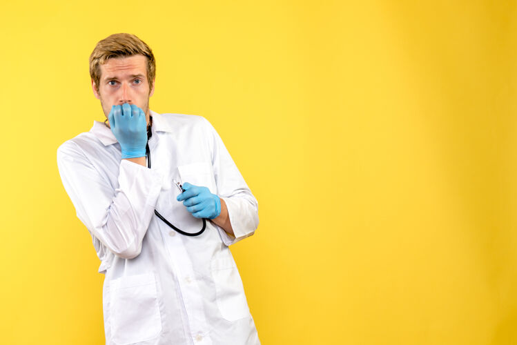 医生正面图黄色背景上面带紧张表情的男医生健康人类病毒医生成人人办公室