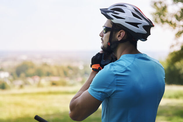 户外骑自行车的人在旅途中欣赏风景自行车自行车头盔道路