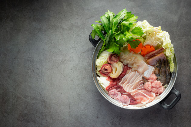 鱼生肉和新鲜蔬菜火锅涮菜单培根热健康