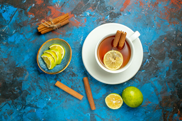 咖啡顶视图一杯茶柠檬在蓝红色的表面汤美食饮料
