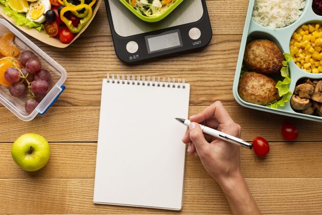 食品俯瞰美味的用餐安排与空笔记本分批烹饪烹饪健康