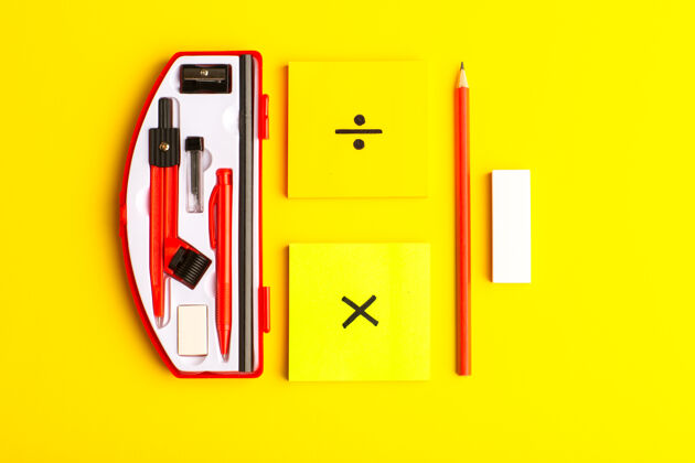 几何黄色表面上带有贴纸和铅笔的前视图几何图形设备数字打火机