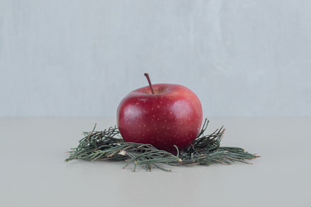 维生素一个红色的新鲜苹果 背景是灰色的有机素食明亮