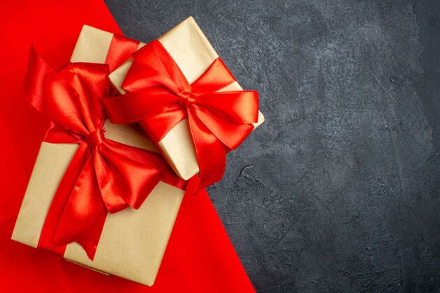 机械装置圣诞背景与美丽的礼物与蝴蝶结形丝带上的红毛巾在黑暗的背景精美礼品机器风车
