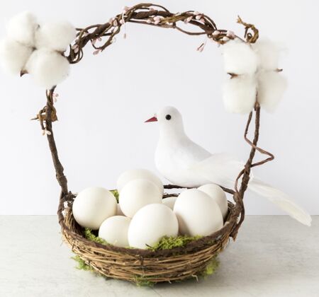 教五颜六色的复活节彩蛋在干草篮前视图装饰庆祝复活节彩蛋