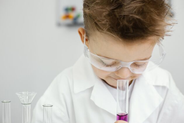 化学年轻的科学家戴着安全眼镜在实验室做实验学习青年科学