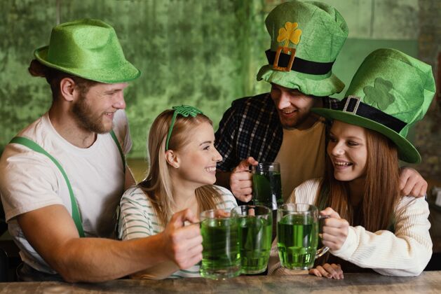 饮料朋友们一起喝酒庆祝圣帕特里克节快乐场合爱尔兰男性