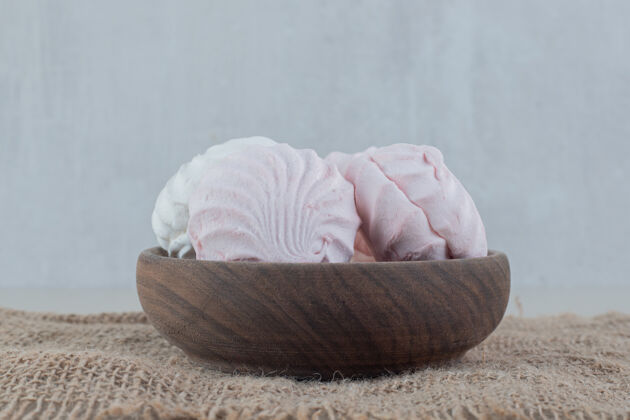 糕点一个装满白色和粉色西风的木碗白色棉花糖木头