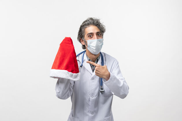 男医生男医生手捧红帽贺岁冠状病毒大流行外套圣诞节实验室外套