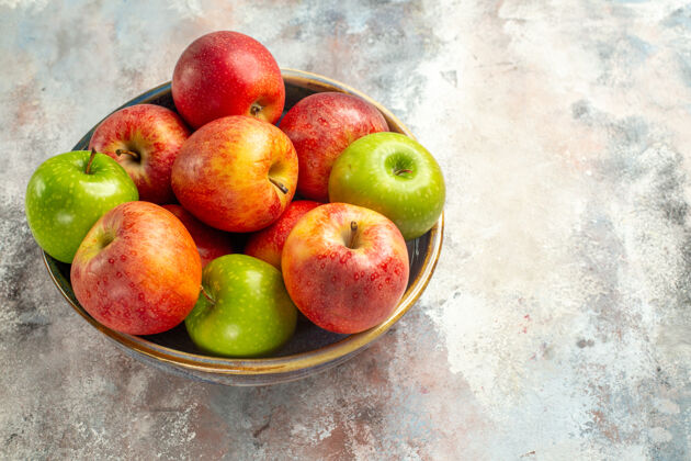 碗顶视图红色和绿色的苹果在碗上裸体表面复制空间吃苹果苹果多汁