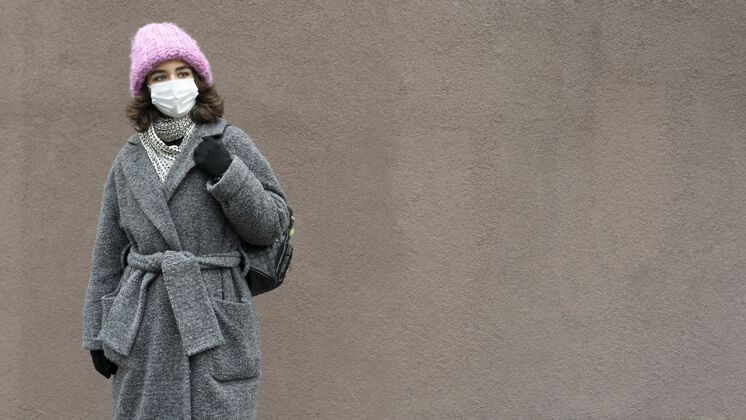公民戴着医用口罩的女人在城市里复制空间女性新常态流行病