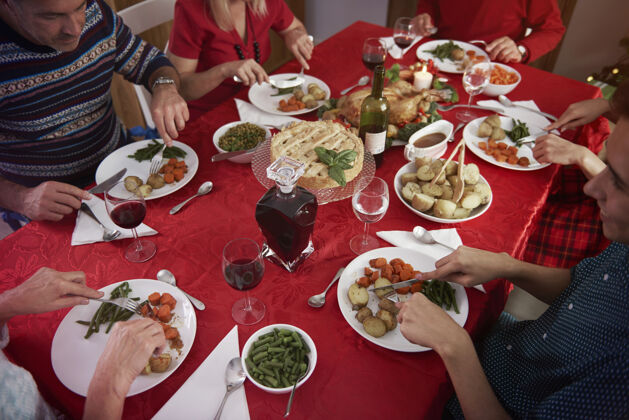 桌子圣诞节的家庭聚会孩子一群人盘子