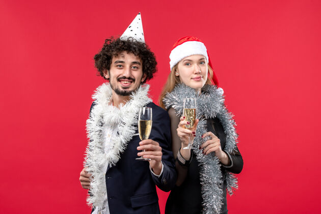 新年前视图年轻夫妇刚刚庆祝新年红墙圣诞爱情派对的颜色美丽色彩庆祝