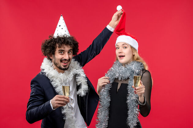 成人前视图年轻夫妇刚刚庆祝新年在红墙党爱圣诞节新年服装美丽