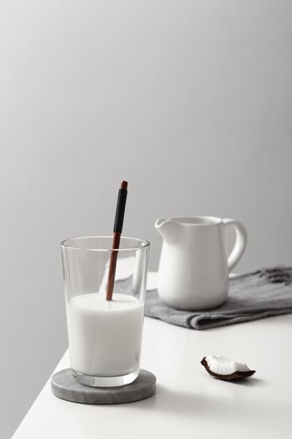 可持续性一杯椰汁牛奶的正面图玻璃最小普通