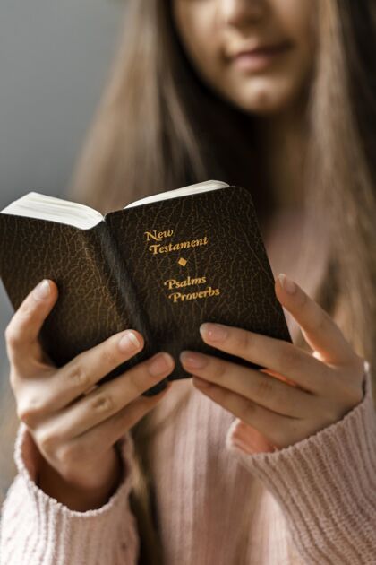 宗教女人在读圣经女人垂直祈祷