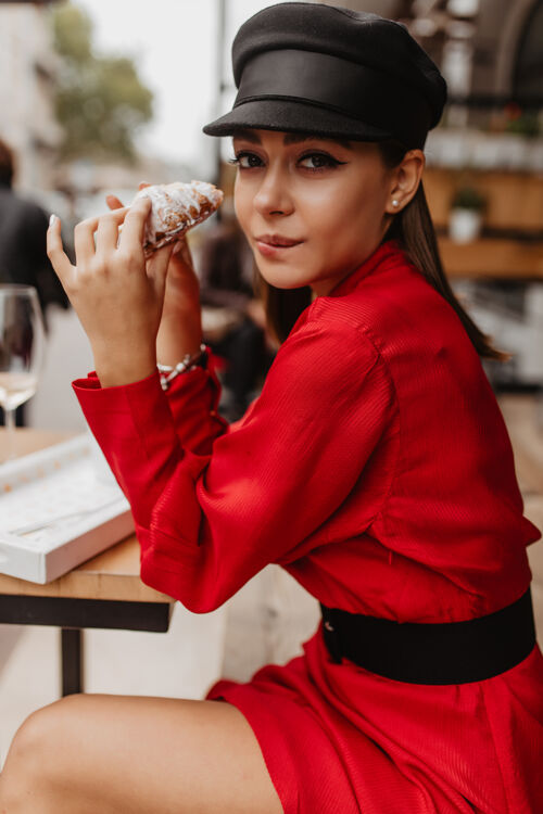 大学身材苗条的模特坐在巴黎咖啡馆里美味甜美的羊角面包前 禁不住自言自语街道空气漂亮