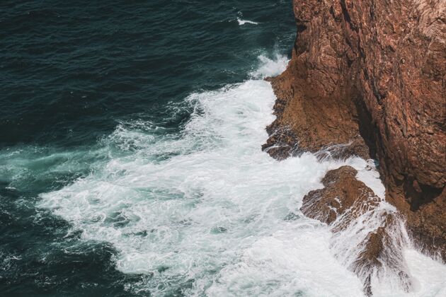 海景海浪拍打着岩石海洋水悬崖