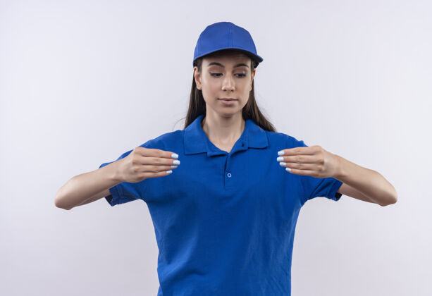 制服身着蓝色制服和帽子的年轻送货女孩自信地用手做手势 肢体语言概念年轻姿态帽子