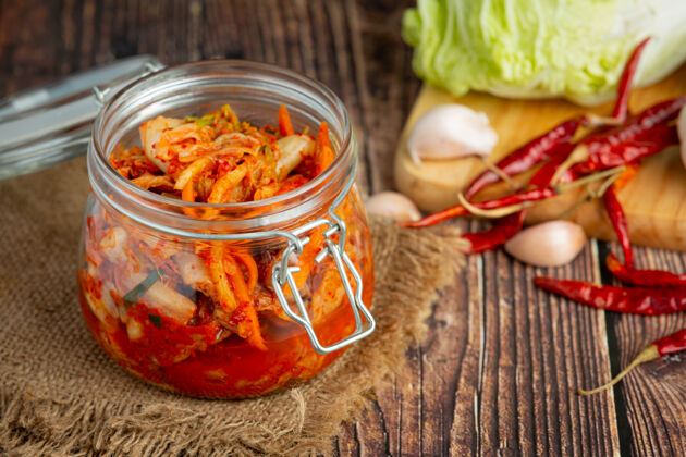 辣椒泡菜可以在玻璃罐里吃辣椒烹饪辣椒