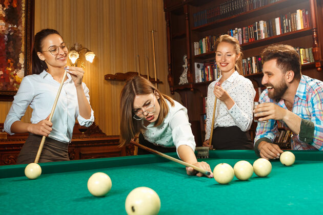 团体工作之余在办公室或家里打台球的年轻男女玩会议房子