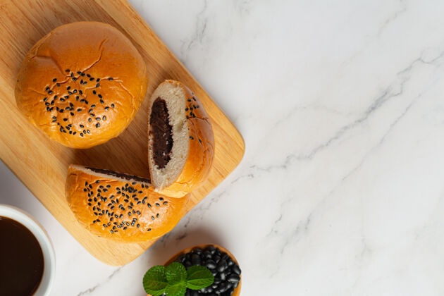 食物木砧板烤豆沙包健康的生活方式面包吃