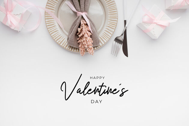 桌子美丽的顶视图白色情人表设置玫瑰浪漫情人节