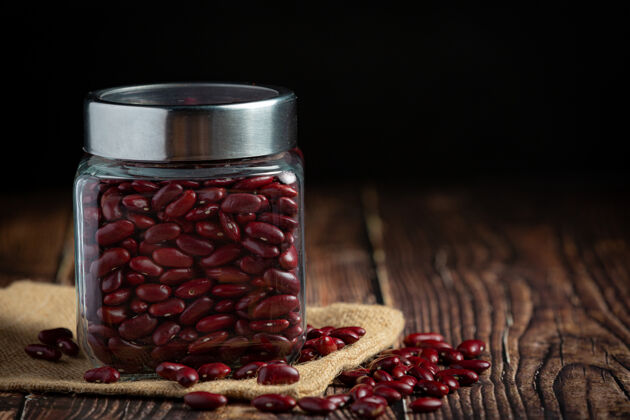 堆红芸豆在一个小罐子里放在布袋上蔬菜蛋白质农产品