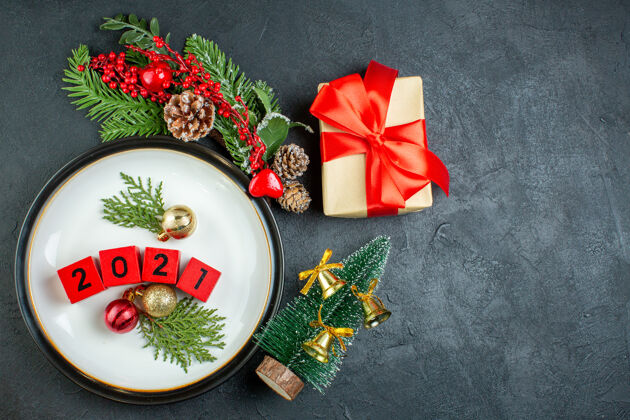针叶树上图是装饰配件上的一个板杉木枝针叶树锥圣诞树上的深色桌子庆典号码包装