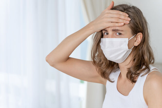 护理在检疫室戴口罩以防因冠状病毒covid-19引起头痛和咳嗽医疗菌株单独