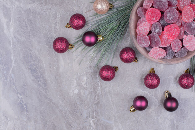 圣诞节木制杯子里放着紫色的肉酱 周围有闪闪发光的球糕点面粉脂肪