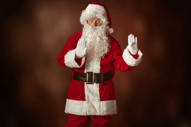圣徒穿着圣诞老人服装的人的肖像服装庆祝节日