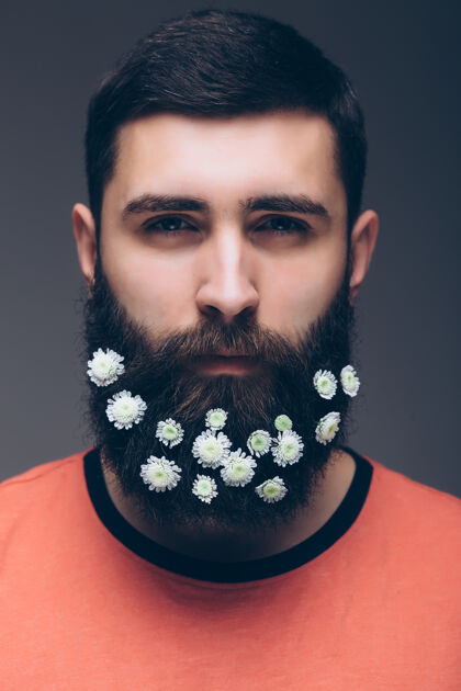男人年轻漂亮男人的创意肖像画 胡子上装饰着鲜花胡子男人年轻