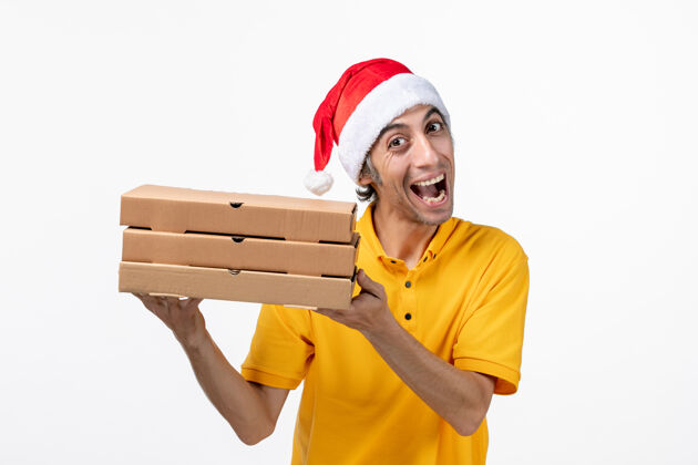 微笑正面图男性快递员用披萨盒在白墙上统一服务送货男信使盒子男人