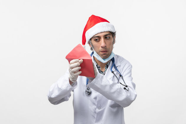 听诊器正面图男医生手持红包白墙病毒冠状病毒-健康冠状病毒高尔夫球手圣诞节