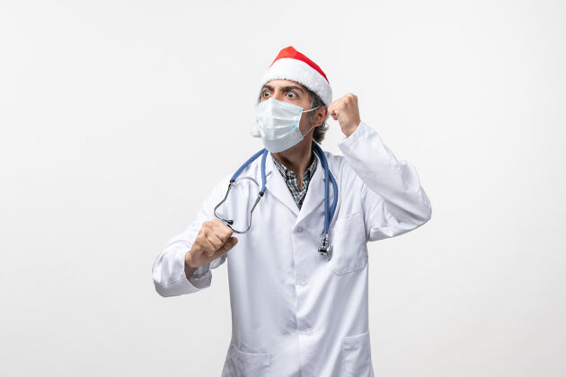 听诊器正面图戴着口罩的男医生在白墙假日大流行的病毒医生病毒医药