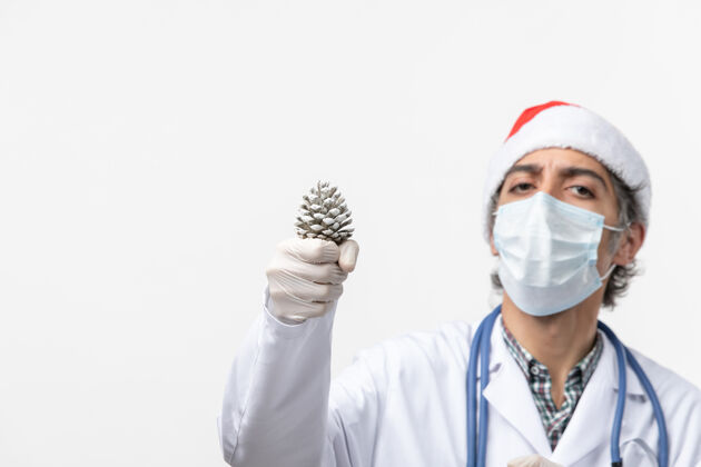 男医生正面图：男医生拿着一个白色的圆锥形墙-圣诞健康病毒圆锥肖像制服