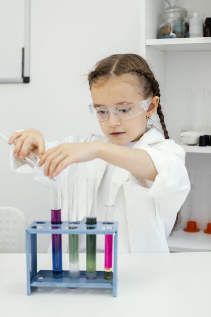 实验室可爱的年轻女科学家拿着试管做实验垂直化学科学
