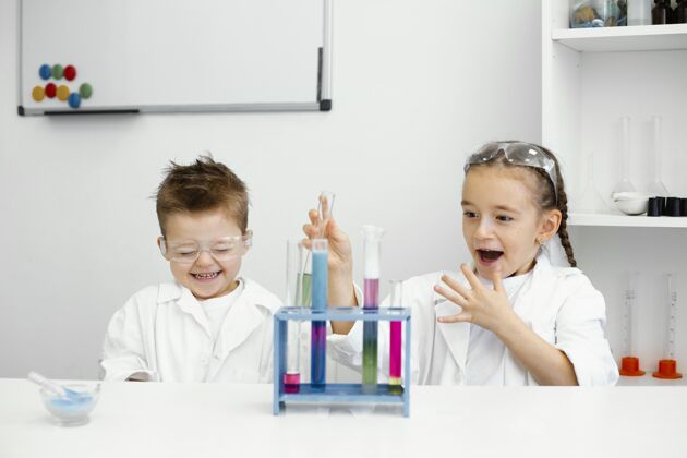实验室戴着安全眼镜的幼儿科学家在实验室做实验化学科学水平