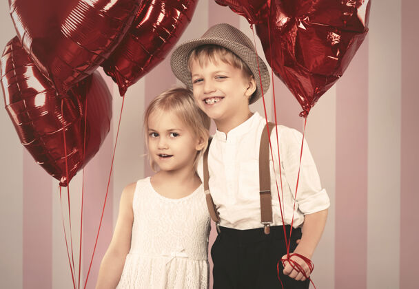 微笑带着气球的可爱夫妇的画像男孩季节乐趣