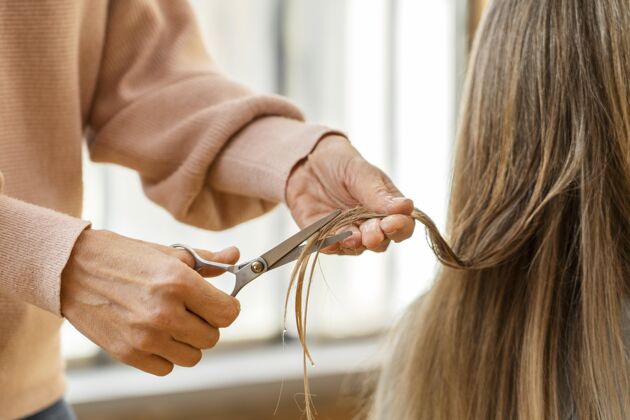 发型师在家被理发师剪头发的女人女人理发师沙龙