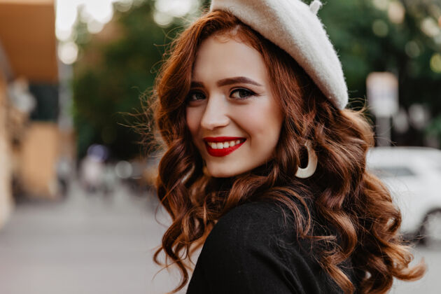 法国灵感来源于法国模特在街上欢笑穿着流行贝雷帽的姜汁女孩在秋日户外散步帽子城市秋天