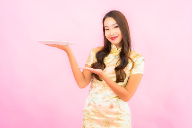 饮食在粉红色的墙上画一幅美丽的亚洲年轻女子的画像厨房喜悦快乐