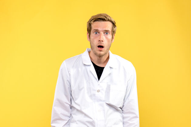 情感正面图黄色背景上的男医生震惊了人类医学-情感实验室英俊冠状病毒