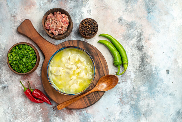 勺子俯视图杜什巴拉一个木勺上的菜板碗肉青菜黑胡椒辣椒裸体表面免费空间杜什巴拉绿色排骨