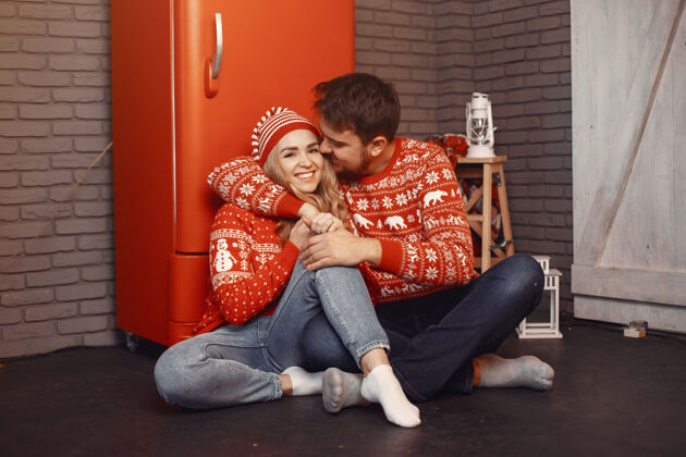 浪漫人们在圣诞节装饰男人和女人在红色毛衣毛衣女人男性