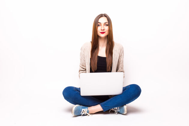 成人年轻随意的女人坐下来微笑着拿着笔记本电脑互联网手休闲